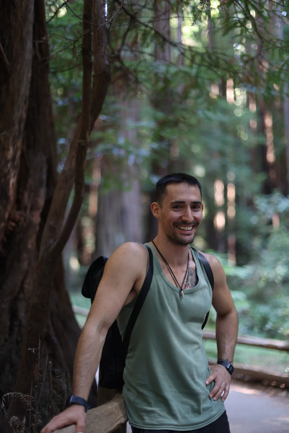 Rubén Martín sonriendo en un bosque
